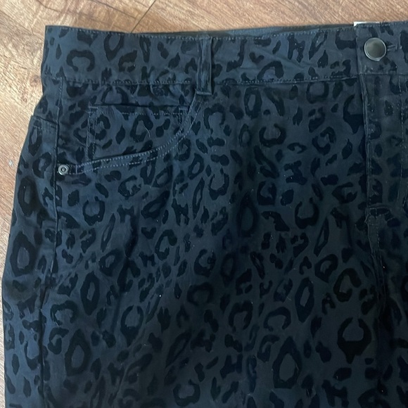 NWT Westbound Woman black leopard pants with front and back pockets. Size 18WR - Picture 4 of 12